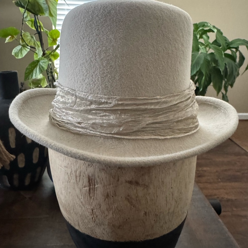 EUC Louise Green crean elegant hat with hat box. - Picture 12 of 16